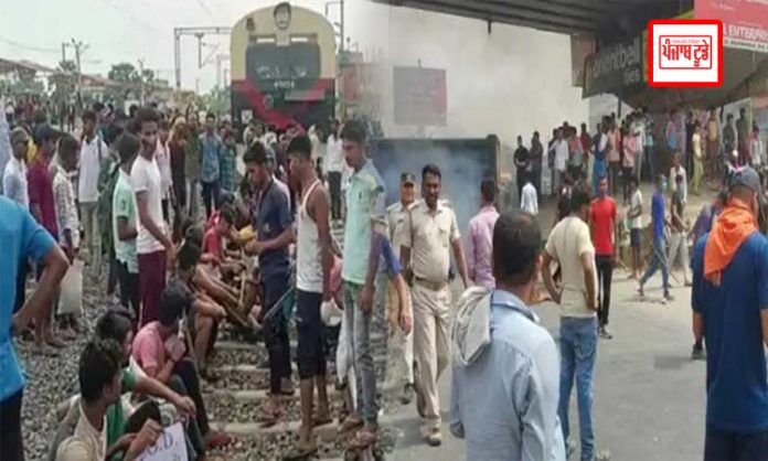 Violent protests against 'Agnipath Yojana' in Bihar, train fires